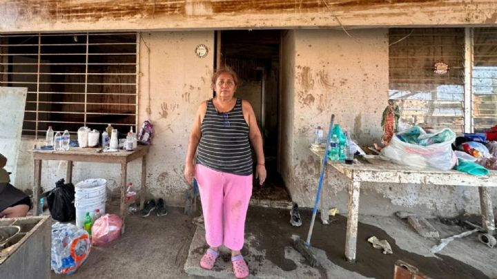Tras inundación en Poza Rica, casa de Claudia quedó inhabitable por manchas de hidrocarburo y fuerte olor