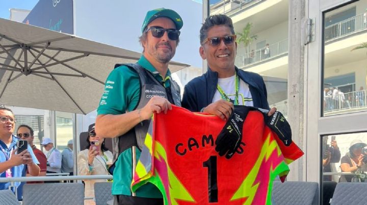 GP de México: Jorge Campos le regala jersey a Fernando Alonso