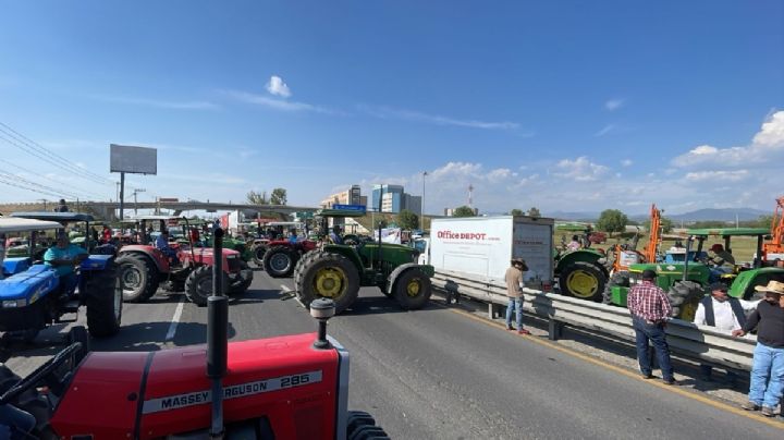 Cierran agricultores la carretera León-Silao  /VIDEO