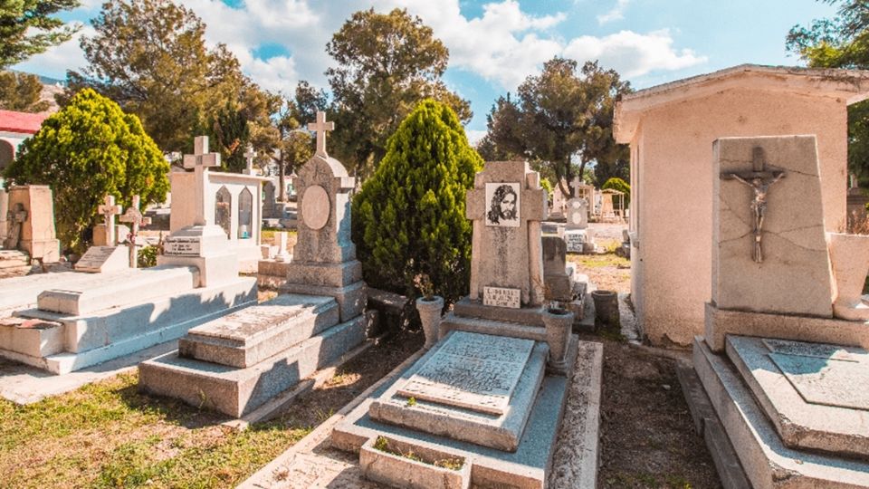 Se caminará entre las tumbas y lápidas del panteón