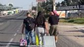 Foto ilustrativa de la nota titulada: VIDEO: Por bloqueo caminan de Puerto Interior al Aeropuerto para no perder vuelos