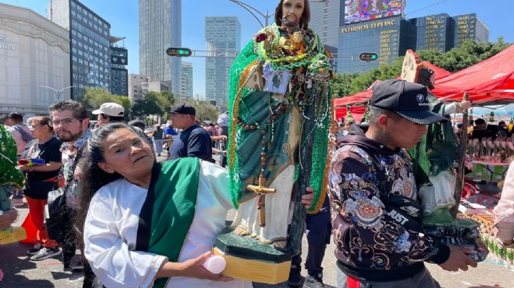 Miles de devotos agradecen milagros de San Judas Tadeo en el Templo de San Hipólito en la CDMX 2025