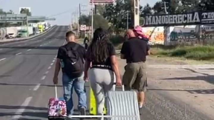 VIDEO: Por bloqueo caminan de Puerto Interior al Aeropuerto para no perder vuelos