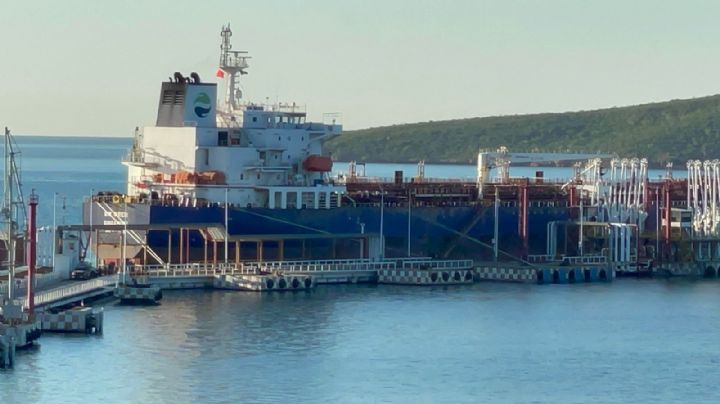 Semar y FGR detienen buquetanque en Guaymas por posible huachicol fiscal