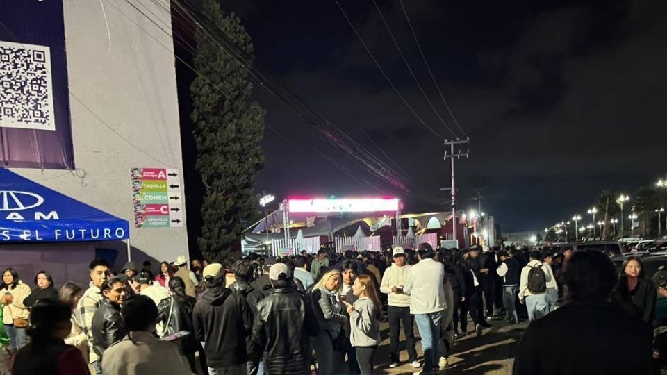Cientos de personas se congregaron en las taquillas, pero ya no se les vendieron boletos