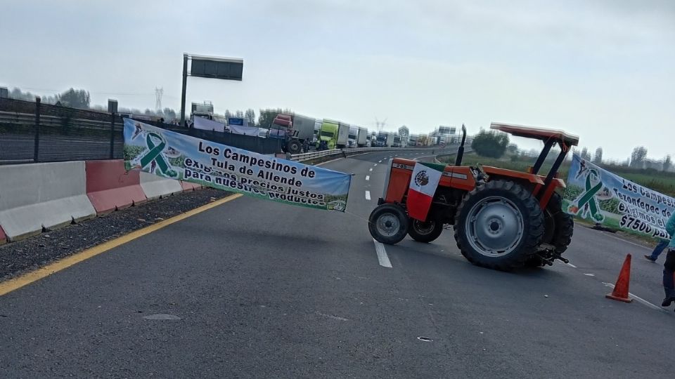 Trascendió que los transportistas comenzaron a retirar las llantas para abrirse paso; posteriormente, los agricultores quitaron los tractores