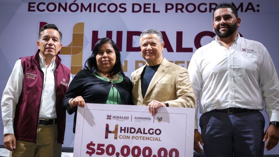 Julio Menchaca Salazar, encabezó la entrega de apoyos económicos del programa “Hidalgo con Potencial'
