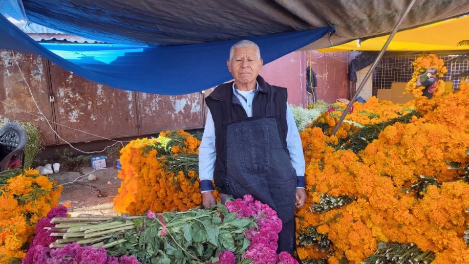 El señor José invitó a comprarle flores para las ofrendas y tumbas