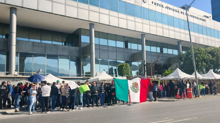 Trabajadores del Poder Judicial bloquean avenidas y hacen paro en Monterrey