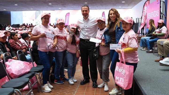 Gobierno de Monterrey multiplica entregas de Tarjeta Regia Plus para mujeres