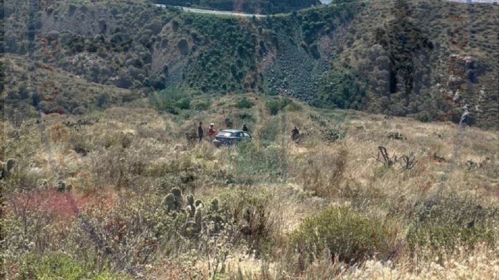 Cae conductora al fondo de un barranco en carretera al Real del Monte; sale ilesa