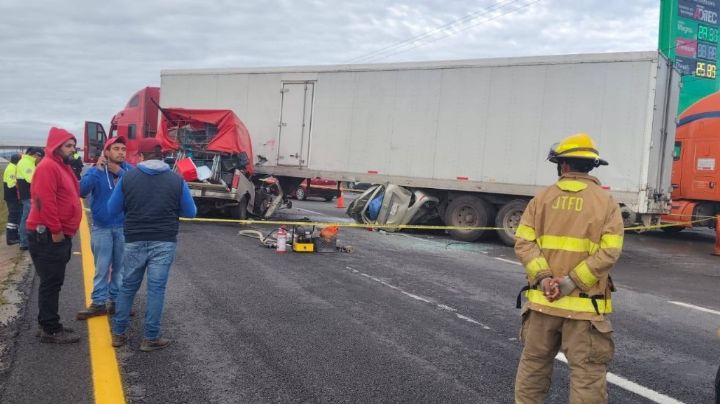 México-Tuxpan: trailero choca contra Toyota, deja tres muertos y luego huye
