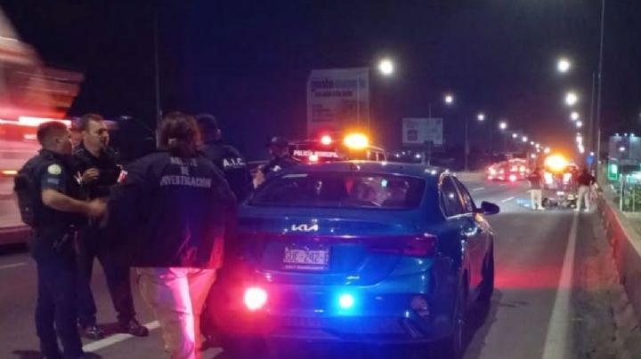 Derrapa una motocicleta con tres pasajeros en León; muere mujer y una niña está grave