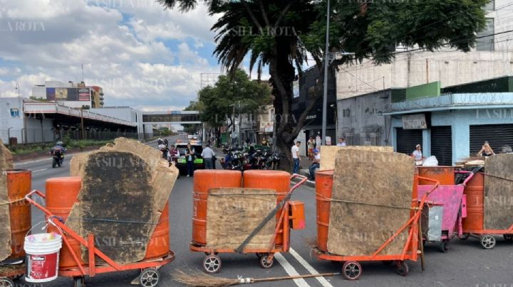 Bloqueo en Calzada de Tlalpan por trabajadores de limpieza de la CDMX; síndico les pide cuotas