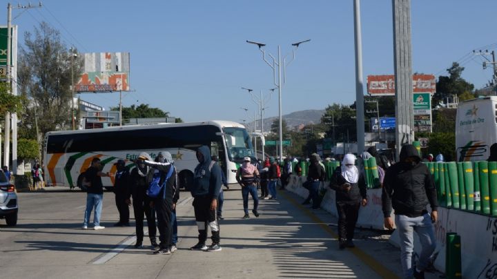 Normalistas de Ayotzinapa bloquean la Autopista del Sol en Chilpancingo