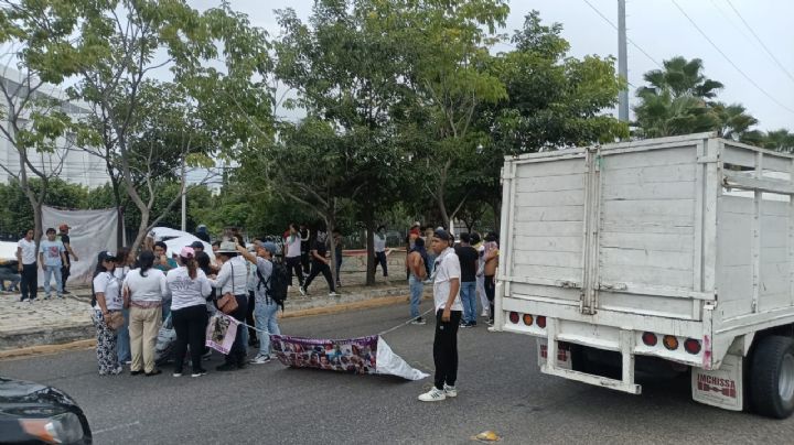 Policías intentan desalojar por la fuerza a madres buscadoras en Chiapas