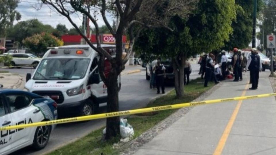 Los agentes se dirigían a atender un llamado de emergencia cuando el conductor de la unidad oficial presuntamente se pasó el semáforo en rojo y fueron impactados por una camioneta Nissan.