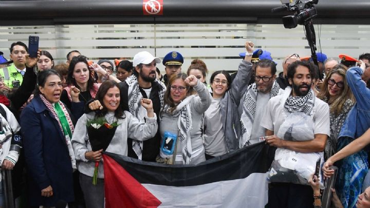 Familiares reciben a los 6 mexicanos de la Flotilla Sumud en el AICM