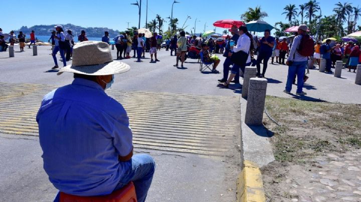 Más de 10 mil comerciantes temen ser desalojados de la zona Costera de Acapulco