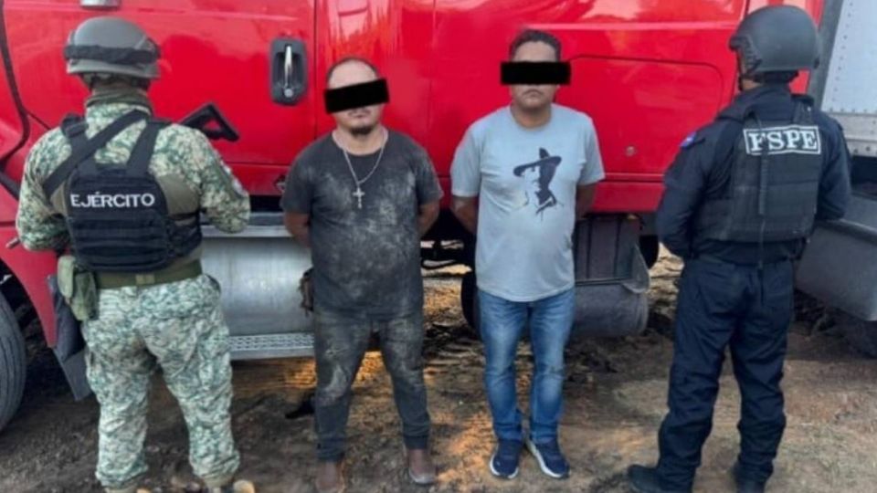 Las autoridades detuvieron a dos personas presuntamente vinculadas al robo de transporte, una de ellas con orden de aprehensión vigente.