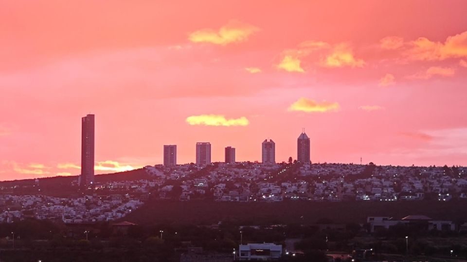 Impresionante atardecer entre la lluvia, ayer en León.