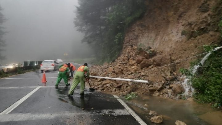 Deslave en la carretera México-Toluca provoca bloqueo de carriles y largas filas de autos