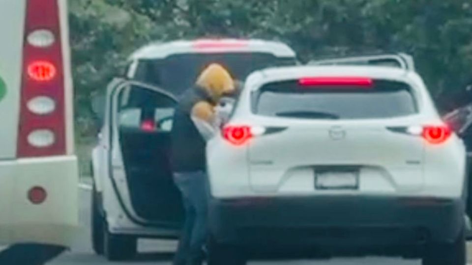 Los asaltantes patearon a una mujer y la tiraron al piso, la Secretaría de Paz no tiene reporte