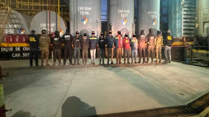 Autoridades federales detienen a ocho hombres y aseguran 250 mil litros de hidrocarburo en operativo realizado en Veracruz