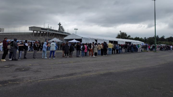 Largas filas en el Estadio Olímpico por megacentro de vacunación contra influenza y covid-19