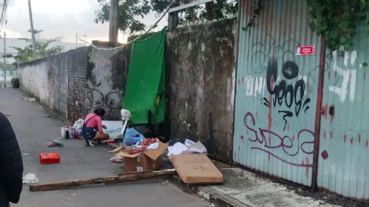 En sendero seguro de Veracruz, pareja se instala a vivir en plena calle; vecinos denuncian agresiones