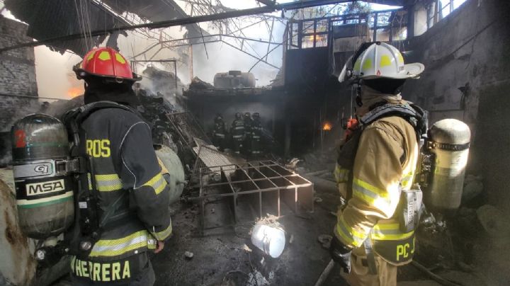Se registra fuerte incendio en una bodega abandonada en el Centro Histórico de Guadalajara