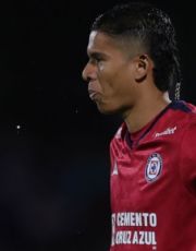 Foto descriptiva de: Cruz Azul y exárbitro lanzan petición a Liga MX por fractura de Kevin Mier
