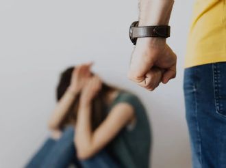 Hombre termina tras las rejas luego de agredir a su esposa