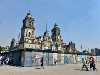 Zócalo, blindado por marchas de CNTE y de jóvenes identificados como Generación Z