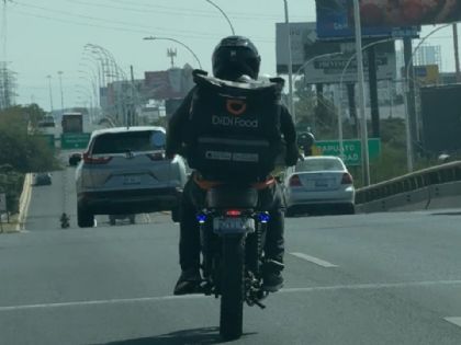 Esta moto ruidosa rompió los oídos de los conductores en el Libramiento Morelos en León