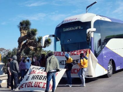 Tensión entre policía y normalistas del Mexe por secuestro de autobuses
