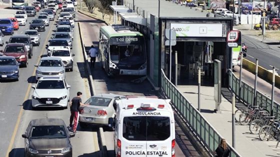 Vehículo invade carril de Tuzobús; choca y deja 2 heridos