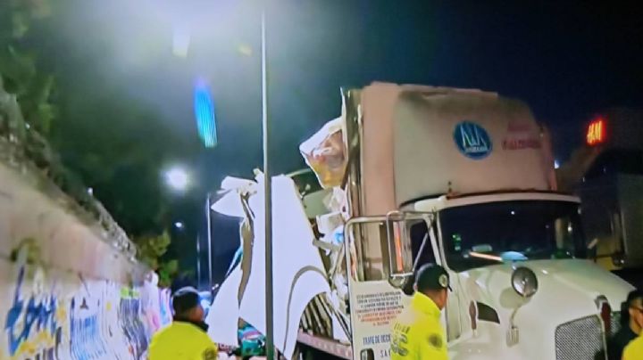 Tráiler queda atorado en bajo puente de Viaducto y Cuauhtémoc en CDMX