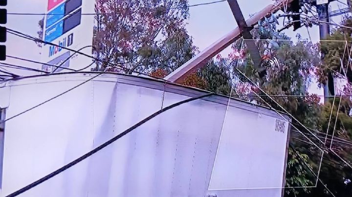 Tráiler choca contra poste de luz cerca de una gasolinera en Lomas Verdes