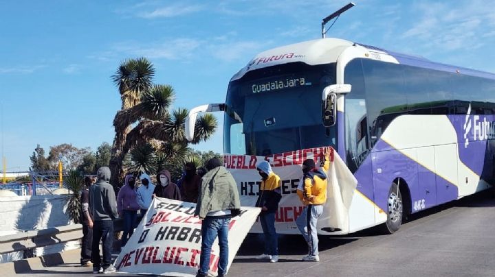 Tensión entre policía de Pachuca y normalistas del Mexe por secuestro de autobuses