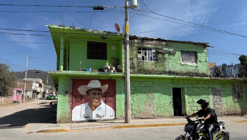 Pintan un mural en honor a alcalde Carlos Manzo, en un barrio de León
