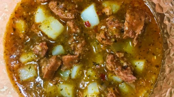 ¿Cómo hacer longaniza con papás en salsa verde casera?