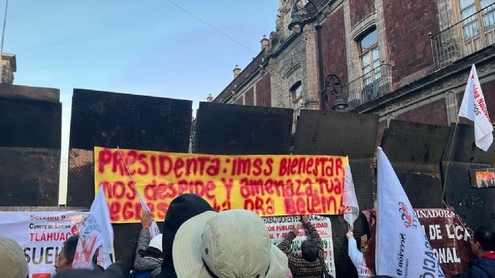 Intenta CNTE derribar valla en Palacio Nacional; son replegados con gases