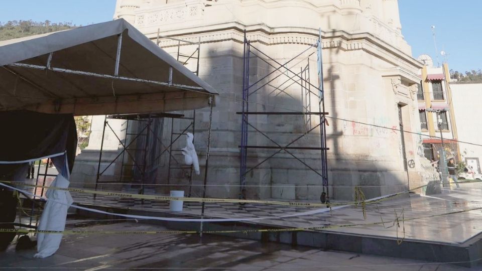 Han removido pintas de la base de la torre del Reloj Monumental de la ciudad