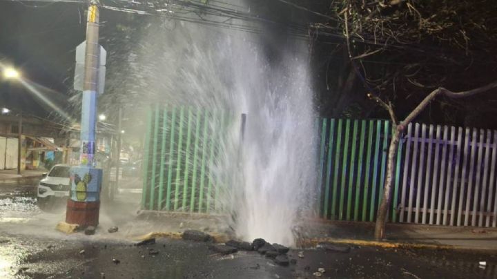 Se registra megafuga de agua en Iztapalapa que casi alcanza un transformador