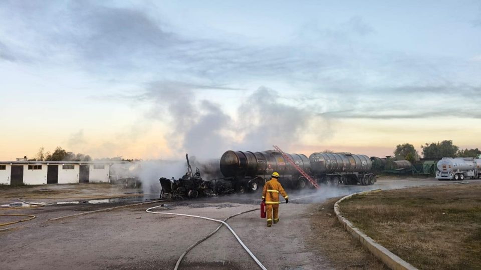 Fue una pipa de doble semi remolque la que explotó y quedó reducida a cenizas