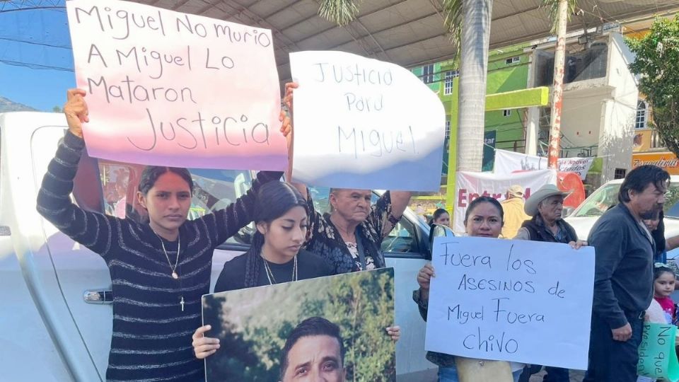 Familiares y amigos de Miguel Bahena rechazan que asuma el cargo de alcalde Silvestre García