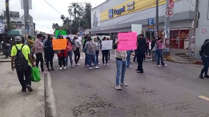 Protestan estudiantes UPAV en Las Trancas, Xalapa; acusan bajas pese a pagos