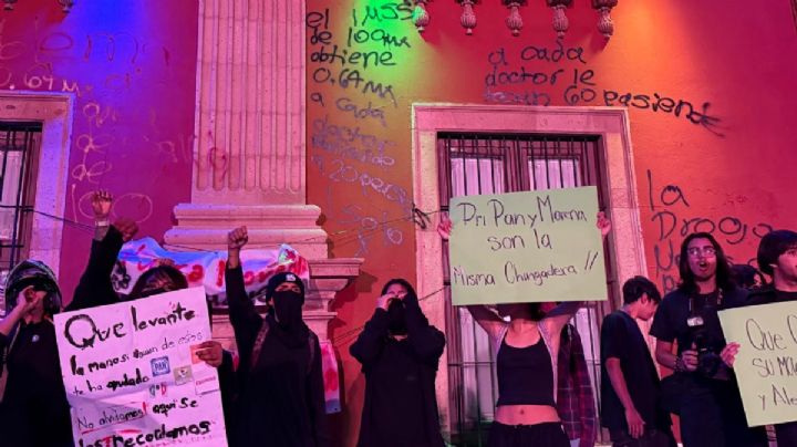 Jóvenes encapuchados grafitean la Presidencia Municipal de León, tras la marcha