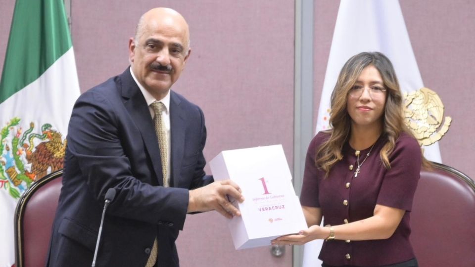 Ricardo Ahued entrega primer informe de gobierno de Rocío Nahle al Congreso de Veracruz